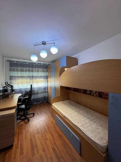 Apartament cu 3 camere semidecomandat în Central