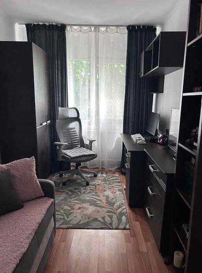 Apartament cu 3 camere semidecomandat în Podu Roș