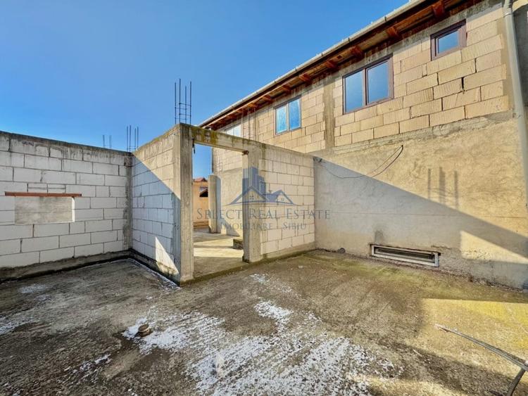 Casă individuală cu 12 camere cu Canalizare în Cristian