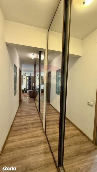 Apartament cu 3 camere semidecomandat, mobilat în Săsar