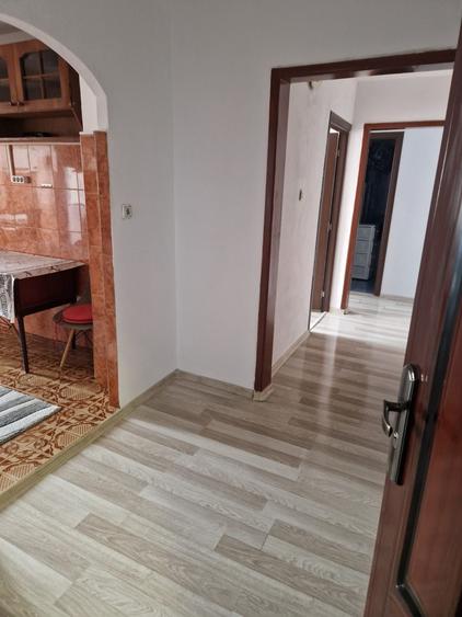 Apartament cu 3 camere decomandat în Girocului