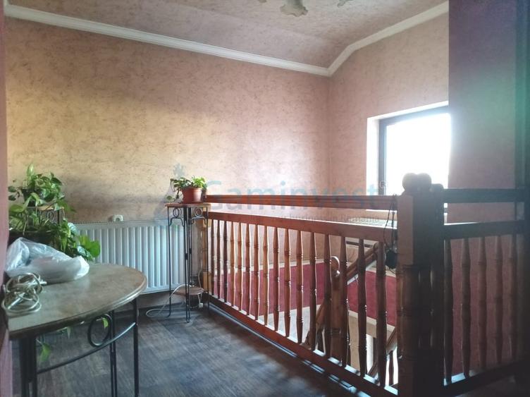 Casă individuală cu 5 camere cu Canalizare în Episcopia Bihorului