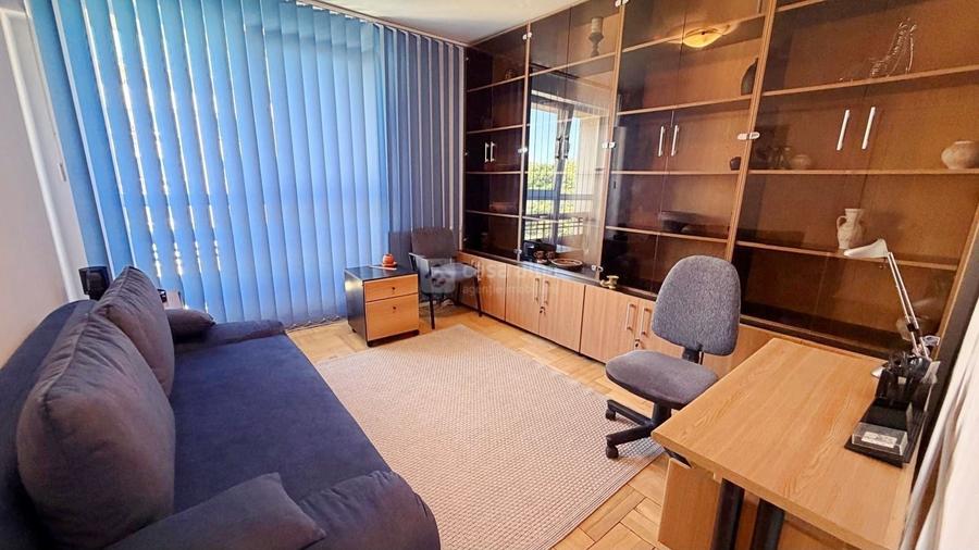 Apartament cu 3 camere decomandat, mobilat în Central