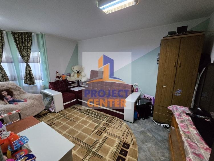 Casă individuală cu 10 camere cu Canalizare în Prelungirea Craiovei
