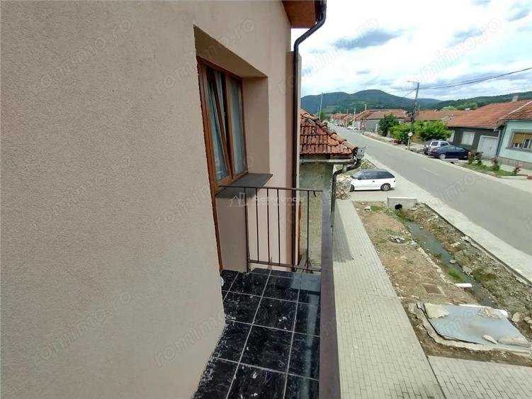 Apartament cu 3 camere decomandat în Bozovici