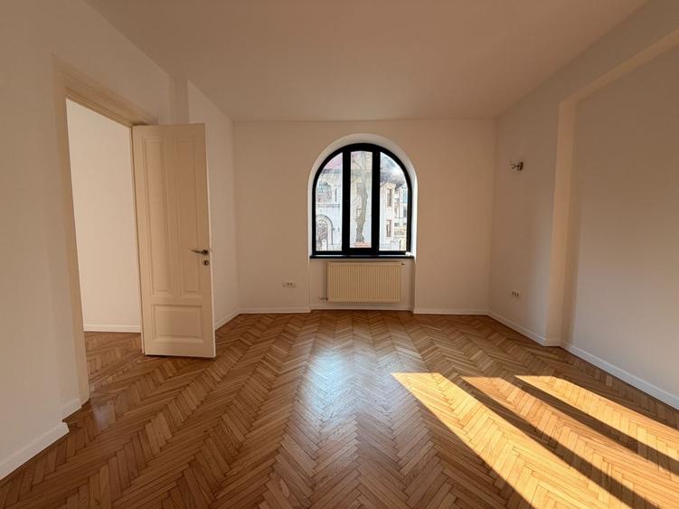 Birou, de 250 mp, în Romană