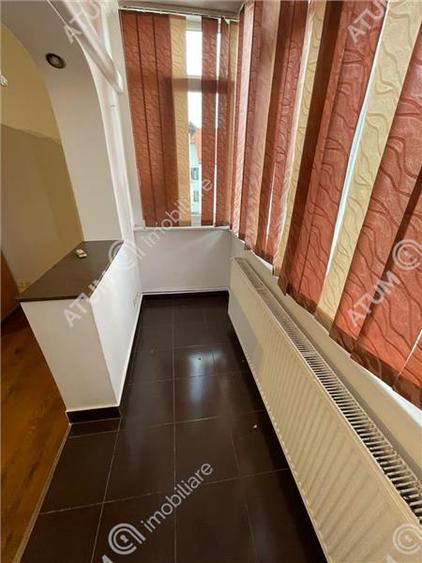 Apartament cu 3 camere decomandat, mobilat în Vasile Aaron