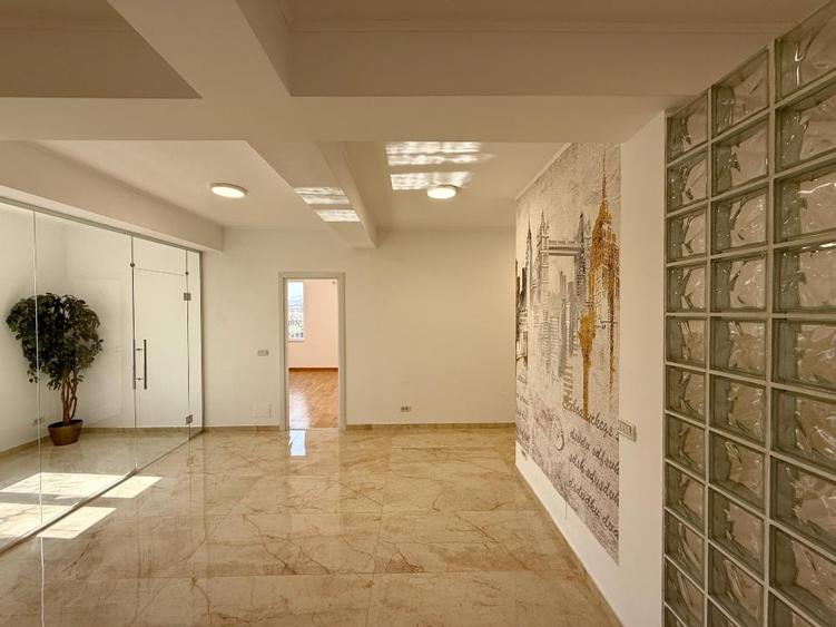 Apartament cu 4 camere decomandat în Sisești