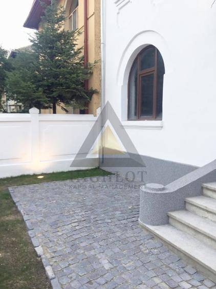 Casă individuală cu 8 camere cu Canalizare în Arcul de Triumf