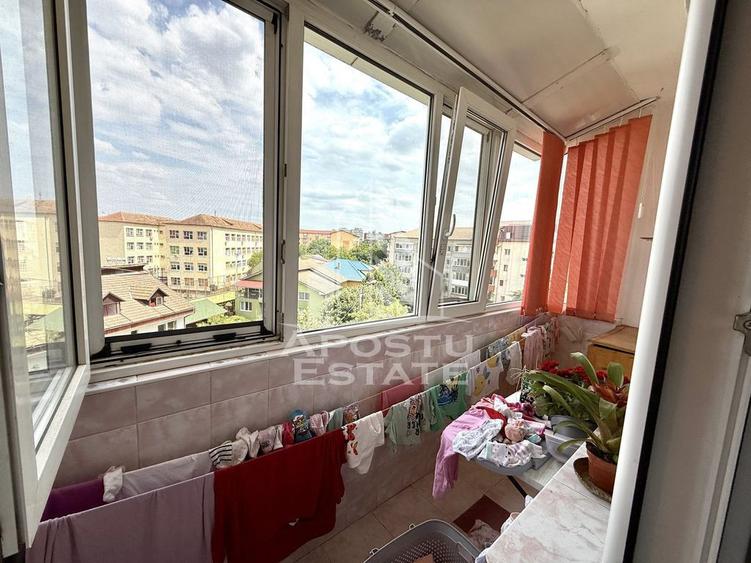 Apartament cu 3 camere semidecomandat, mobilat în Dâmbovița