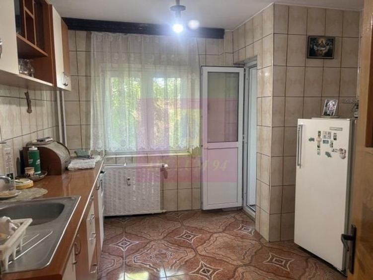 Apartament cu 3 camere decomandat în Drumul Sării