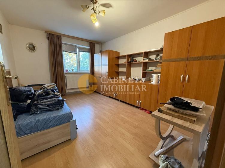 Apartament cu 3 camere semidecomandat, mobilat în Podu Roș