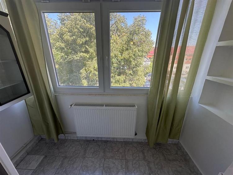 Apartament cu 3 camere semidecomandat în Spitalul Județean