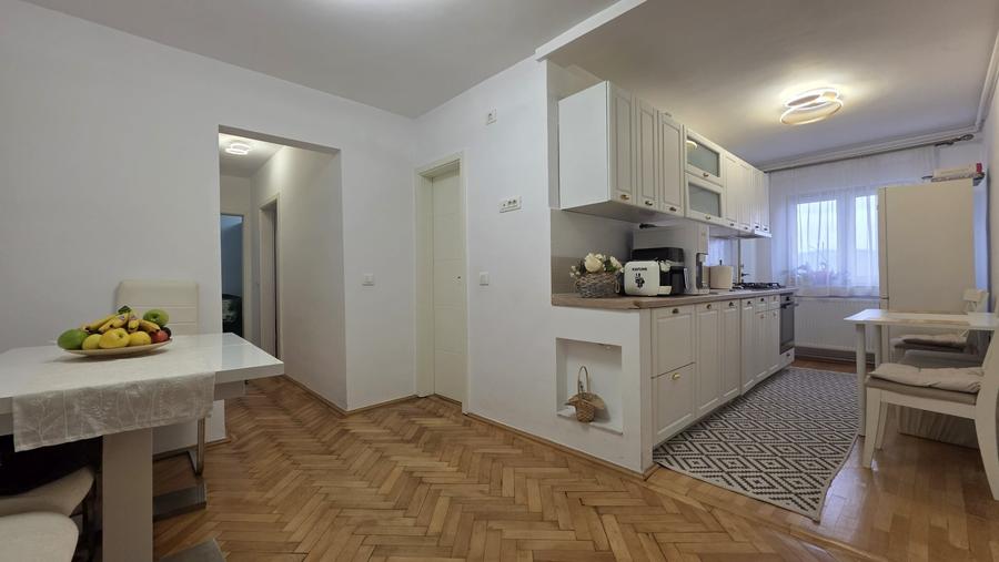 Apartament cu 3 camere decomandat, mobilat în Vasile Aaron