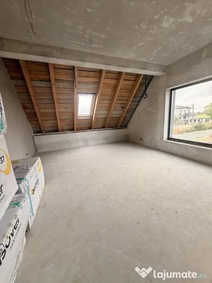 Casă cu 4 camere cu Teren 300 Mp în Dumbrăvița