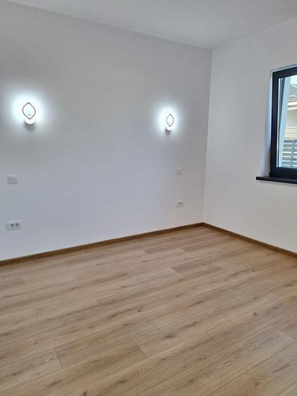 Casă cu 4 camere decomandat în Curtești