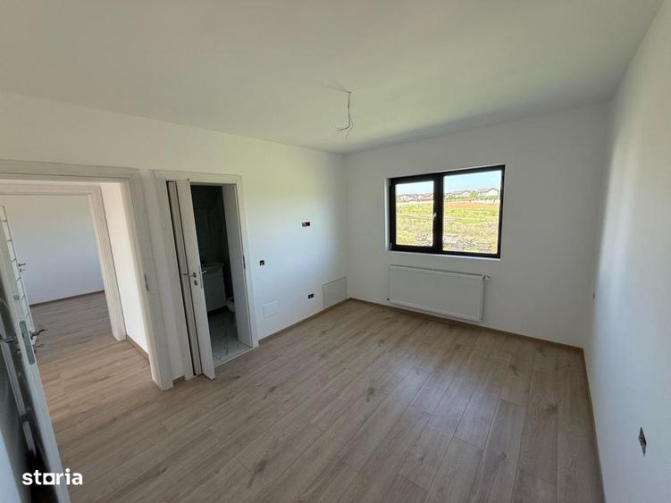 Casă cu 4 camere cu Teren 490 Mp în Păulești