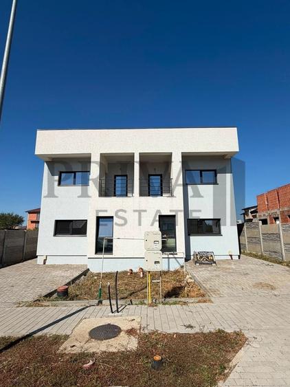 Duplex cu 4 camere cu Canalizare în Giarmata