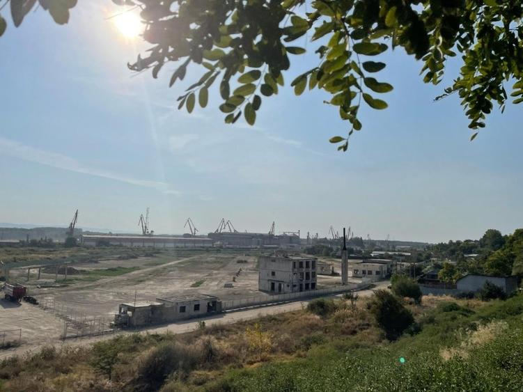 Teren Construcții intravilan de 63000 mp, în Plantelor