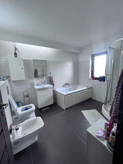Casă individuală cu 6 camere cu Canalizare în Micești