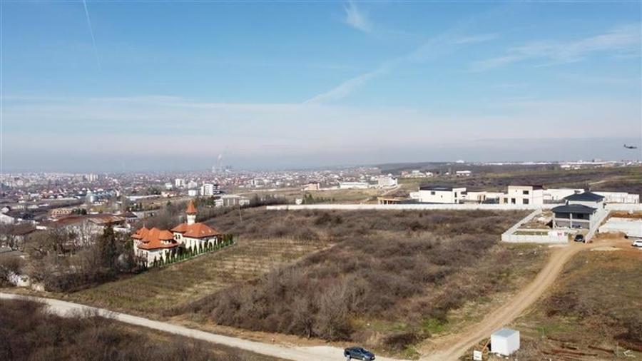 Teren Construcții intravilan de 2000 mp, în Est