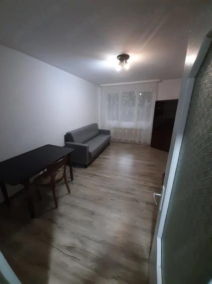 Apartament cu 3 camere decomandat în Cornișa