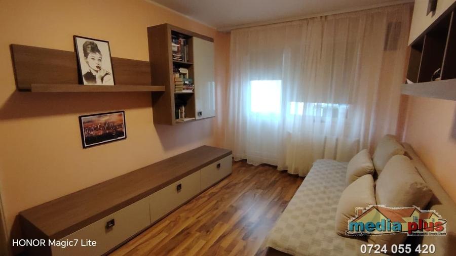 Apartament cu 3 camere semidecomandat în Micro 39