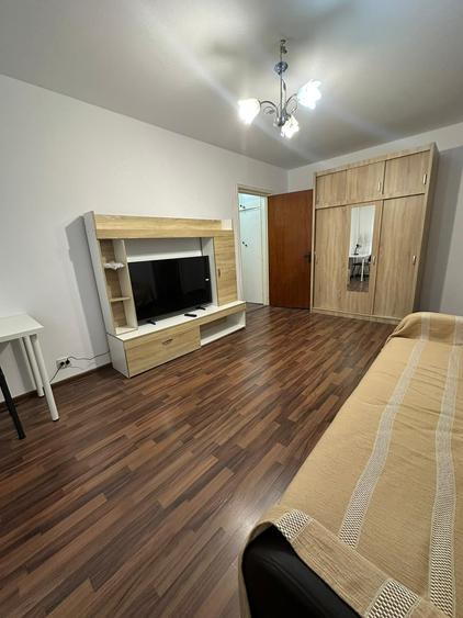 Apartament cu 3 camere semidecomandat în Gorjului