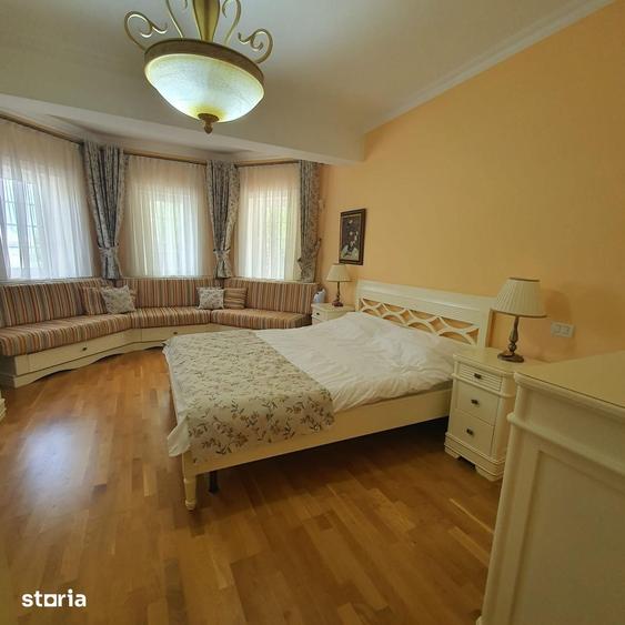 Casă cu 8 camere cu Teren 1100 Mp în Central