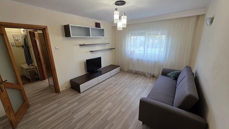 Apartament cu 4 camere decomandat în Casa de Cultură