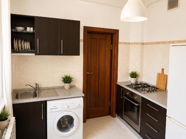 Apartament cu 5 camere semidecomandat în Universitate