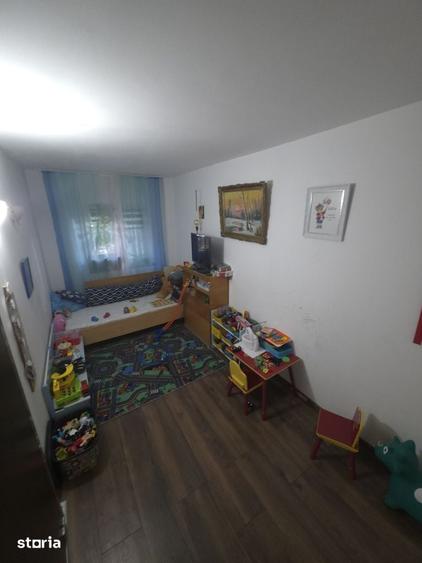 Apartament cu 4 camere decomandat în Rahova