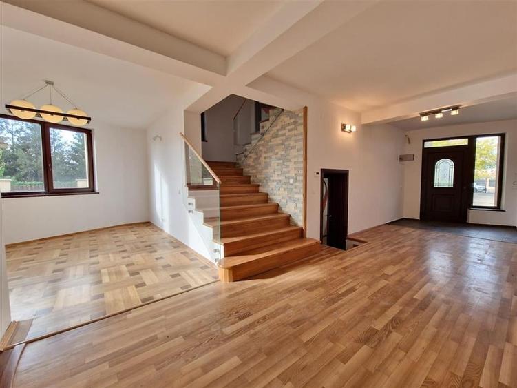 Casă individuală cu 8 camere cu Teren 2756 Mp în Sântandrei