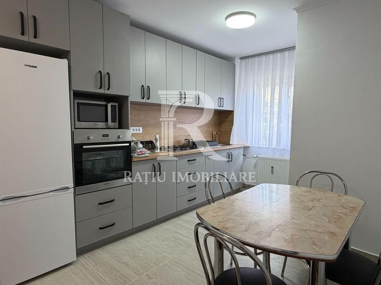 Apartament cu 3 camere semidecomandat, mobilat în Nufărul