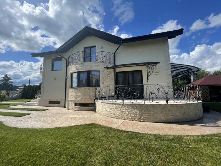 Casă cu 5 camere cu Teren 1042 Mp în Cornu