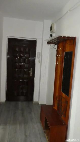 Apartament cu 4 camere decomandat în Horezu