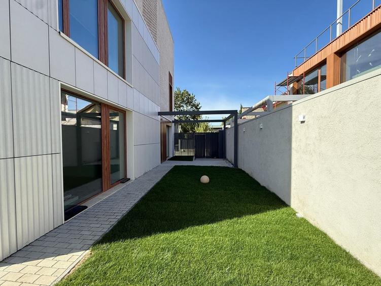 Casă individuală cu 6 camere cu Canalizare în Pipera