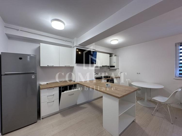 Apartament cu 5 camere semidecomandat, mobilat în Între Lacuri