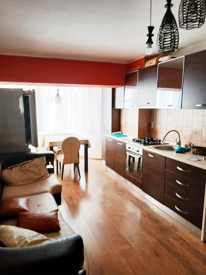 Apartament cu 3 camere decomandat în Piața Centrală