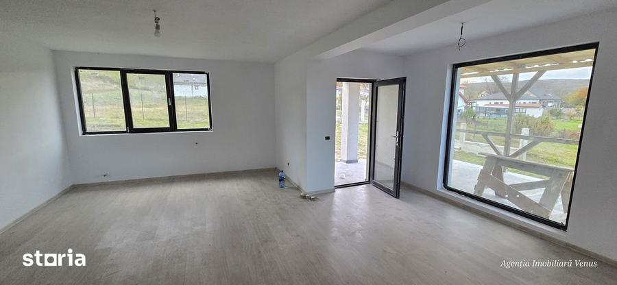 Casă cu 5 camere cu Teren 1000 Mp în Mihai Eminescu