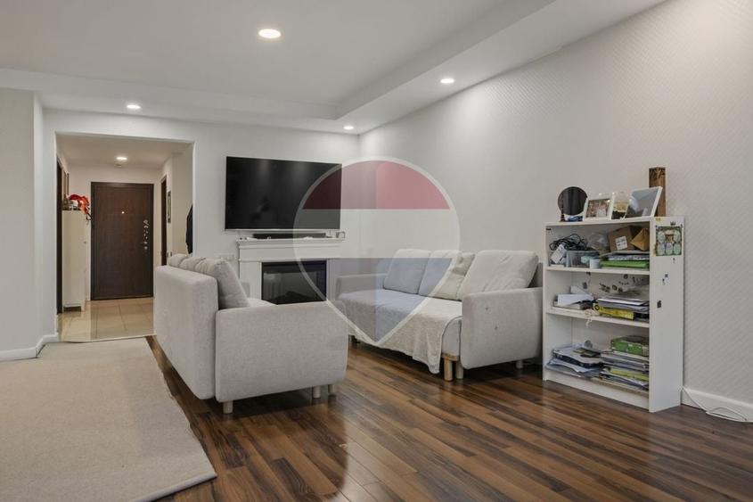 Duplex cu 4 camere cu Piscina în Ștefăneștii de Jos