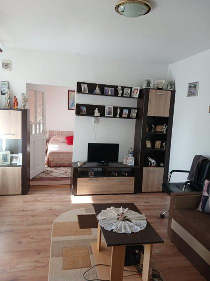 Casă cu 6 camere cu Teren 1600 Mp în Văcăreni