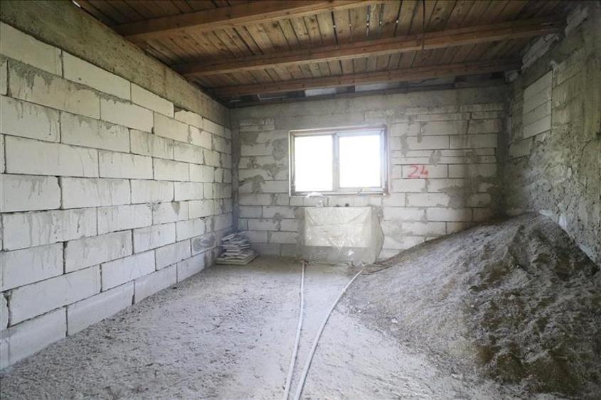 Casă individuală cu 8 camere cu Canalizare în Aroneanu