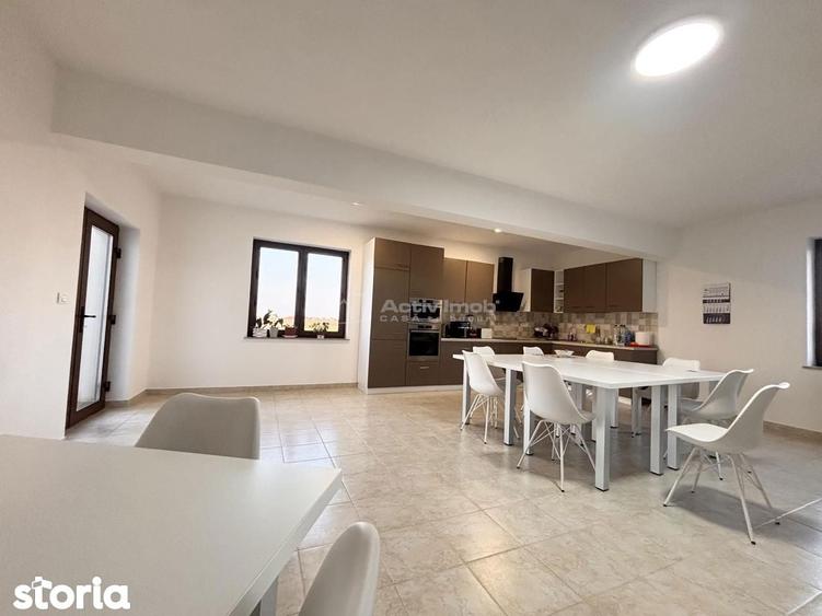 Casă cu 6 camere cu Teren 2310 Mp în Sânmartin