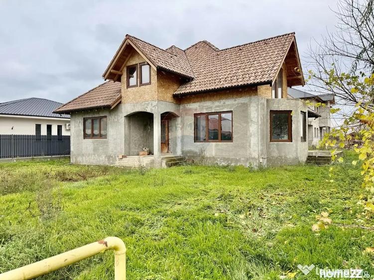 Casă cu 7 camere cu Teren 615 Mp în Est
