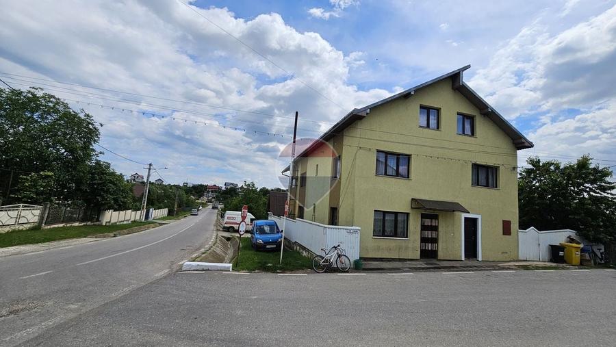 Casă individuală cu 9 camere cu Teren 900 Mp în Central