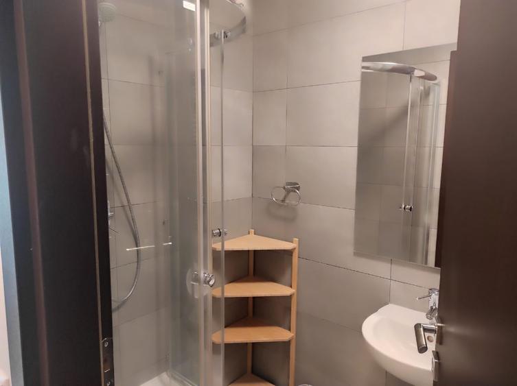 Apartament cu 3 camere semidecomandat în Aviației