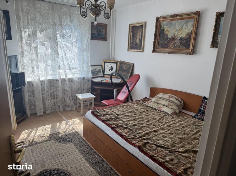 Apartament cu 3 camere semidecomandat în Titan