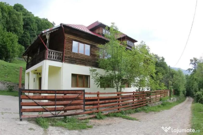 Casă cu 10 camere în Varlaam