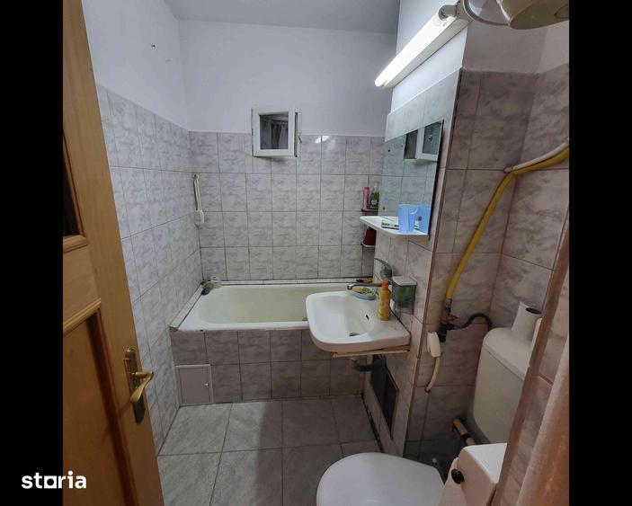 Apartament cu 3 camere semidecomandat în Letea